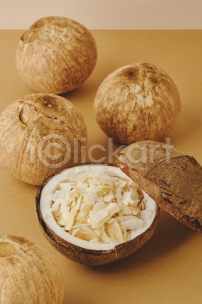 사람없음 JPG 포토 갈색배경 담기 스튜디오촬영 실내 열대과일 칩(음식) 코코넛