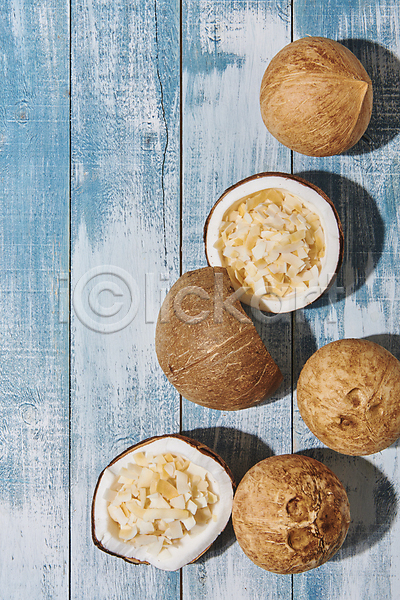 사람없음 JPG 포토 하이앵글 나무배경 단면 담기 스튜디오촬영 슬라이스 실내 열대과일 칩(음식) 코코넛 파란배경