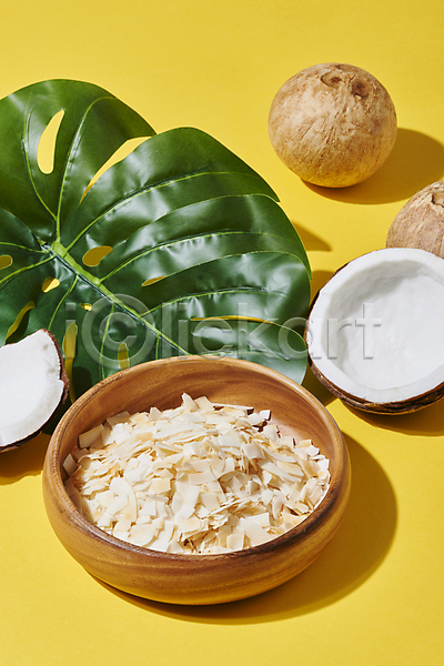 사람없음 JPG 포토 나무그릇 노란배경 담기 스튜디오촬영 실내 열대과일 열대잎 칩(음식) 코코넛