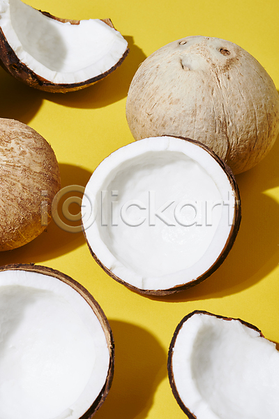 사람없음 JPG 포토 노란배경 단면 스튜디오촬영 슬라이스 실내 열대과일 코코넛