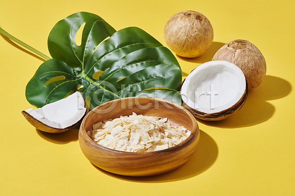 사람없음 JPG 포토 나무그릇 노란배경 단면 담기 스튜디오촬영 슬라이스 실내 열대과일 열대잎 칩(음식) 코코넛