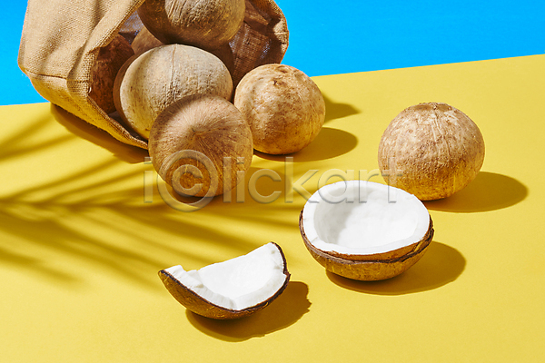 사람없음 JPG 포토 노란배경 단면 스튜디오촬영 슬라이스 실내 쏟아짐 열대과일 코코넛