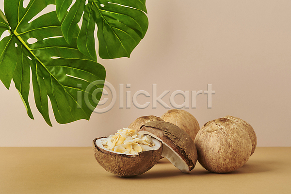 사람없음 JPG 포토 갈색배경 담기 스튜디오촬영 슬라이스 실내 열대과일 열대잎 칩(음식) 코코넛