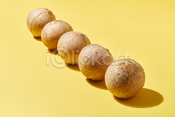 사람없음 JPG 포토 노란배경 스튜디오촬영 실내 열대과일 일렬 코코넛