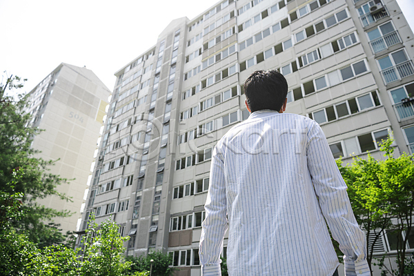 20대 남자 성인 성인남자한명만 한국인 한명 JPG 뒷모습 로우앵글 포토 맨라이프 부동산 부동산거래 부동산시장 부동산재테크 부동산정책 분양 상반신 서기 아파트 아파트단지 아파트분양 야외 주간