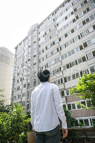 20대 남자 성인 성인남자한명만 한국인 한명 JPG 뒷모습 로우앵글 포토 맨라이프 부동산 부동산거래 부동산시장 부동산재테크 부동산정책 분양 상반신 아파트 아파트단지 아파트분양 야외 올려보기 주간