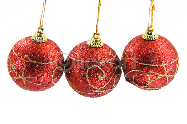 JPG 포토 해외이미지 3 겨울 고립 공 매달리기 백그라운드 빨간색 장식 장식볼 전통 카피스페이스 크리스마스 파티 황금 휴가 흰색