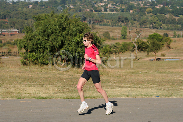 사람 성인 여자 JPG 포토 해외이미지 건강 공원 길 달리기 달리기선수 라이프스타일 마라톤 빨간색 속도 야외 연습 운동 적자 조깅 포즈 하트 혼자