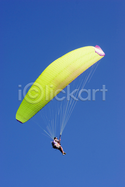 남자 사람 성인 성인남자한명만 한명 JPG 포토 해외이미지 글라이더 낙하산 비행 야외 주간 패러글라이딩 하늘