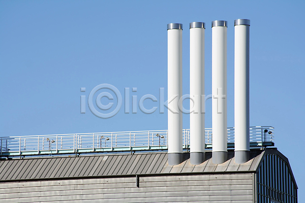 특별함 사람없음 JPG 포토 해외이미지 4 건물 건축양식 굴뚝 금속 기둥 도시 독일 묘사 바다 발코니 실린더 옥상 주택 지붕 철책 카피스페이스 타일 파란색 하늘 함부르크