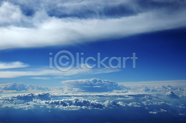 순수 이동 평화 사람없음 JPG 포토 해외이미지 구름(자연) 그림 뇌우 모션 바람 비행 수평선 안테나 정상 컨셉 큼 파란색 풍경(경치) 하늘 흰색