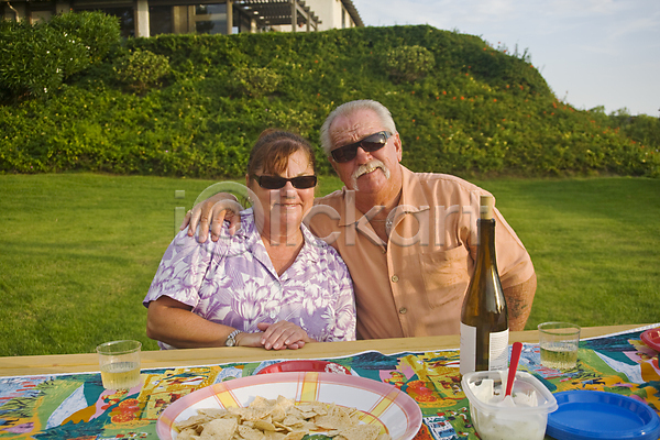 사랑 행복 두명 JPG 포토 해외이미지 건강 모임 미국 선글라스 소풍 야외 와인 음식 축제 캘리포니아 커플 탁자 파티