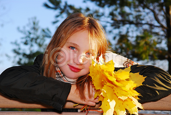 떨어짐 행복 휴식 10대 사람 소녀(어린이) 어린이 여자 한명 JPG 포토 해외이미지 가을(계절) 계절 공원 꽃다발 노란색 다발 단풍 닫기 맑음 미소(표정) 벤치 빛 앉기 야외 얼굴 잎 잡기 태양