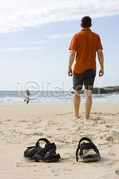 산책 휴식 한명 JPG 포토 해외이미지 걷기 구름(자연) 맨발 모래 바다 샌들 여름(계절) 커플 파란색 하늘 휴가