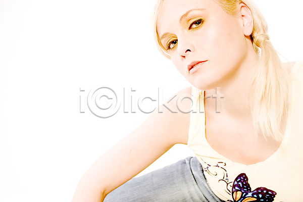 20대 백인 한명 JPG 포토 해외이미지 고립 금발 긴머리 모델 뷰티 스튜디오촬영 앉기 포즈 풍경(경치) 흰배경