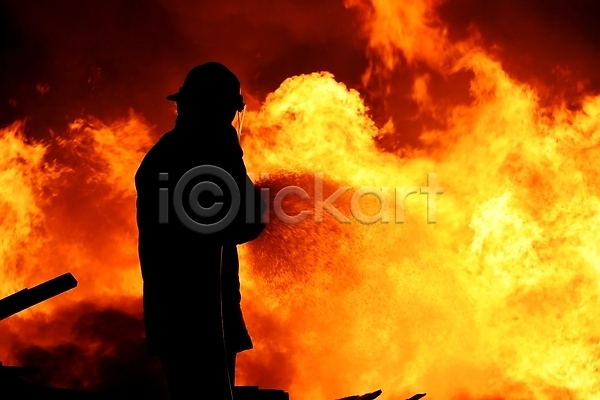 남자 성인 성인남자한명만 한명 JPG 뒷모습 실루엣 포토 해외이미지 불 상반신 소방관 야간 야외 화재 화재진압