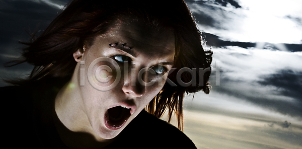 한명 JPG 포토 해외이미지 가로 드라마 빨간머리 오픈 입 파란색 피어싱 하늘 해외포토