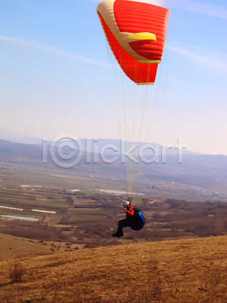 남자 성인 성인남자한명만 한명 JPG 포토 해외이미지 글라이더 낙하산 마을 비행 산 야외 언덕 주간 패러글라이딩 하늘