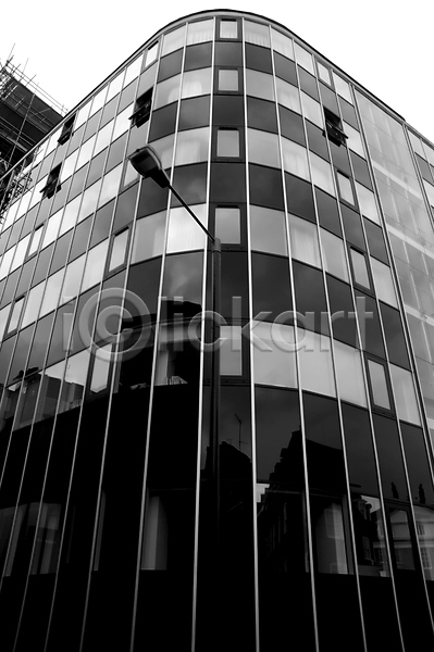 고급 사람없음 JPG 포토 해외이미지 흑백 건물 건축양식 고층빌딩 글로벌비즈니스 금융 도시 도시풍경 도심 돌담 런던 부동산 사무실 서유럽 세로 영국 유럽 유리 작업장 재산 창문 큼