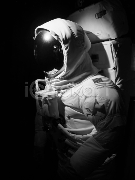 사람없음 JPG 포토 해외이미지 흑백 어둠 우주복 우주비행사