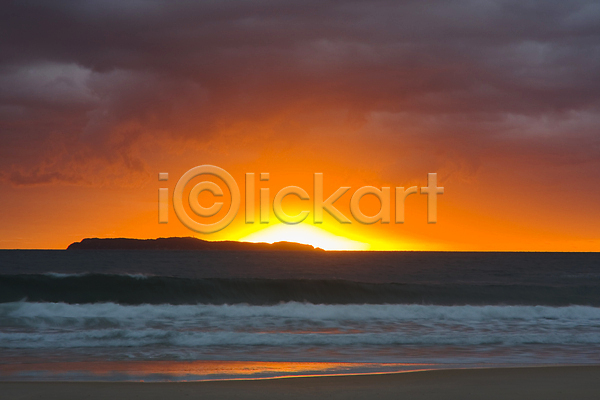 사람없음 JPG 포토 해외이미지 구름(자연) 바다 빨간색 섬 아침 오렌지 일출 태양 파도 폭풍 폭풍우 하늘