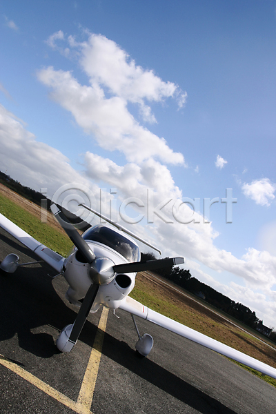 사람없음 JPG 포토 해외이미지 공항 교통시설 구름(자연) 꼬리 날개(비행) 대패 바퀴 비행기 싱글 아스팔트(도로) 엔진 여행 작음 착륙 파란색 프로펠러 하늘 항공 활주로 흰색