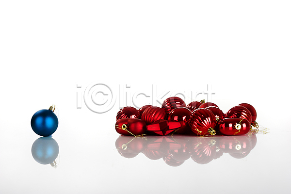 축하 사람없음 JPG 포토 해외이미지 12월 계절 고립 공 기념 나뭇가지 묘사 반사 빨간색 산타클로스 심볼 연도 오브젝트 장식 장식볼 전통 지구 축제 컨셉 크리스마스 파란색 파티 휴가 흰색