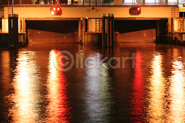 사람없음 JPG 포토 해외이미지 강 교통시설 대문 도시 독일 물 반사 빛 수로 액체 야간 운하 유럽 잠금 전등 채널 파도 패턴 포트 표면 함부르크 항구
