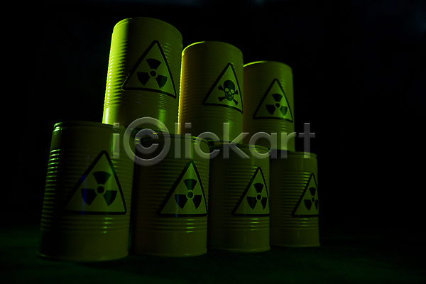 위험 사람없음 JPG 로우앵글 포토 검은배경 드럼통 방사능 스튜디오촬영 실내 쌓기 어둠 원자력 위험물