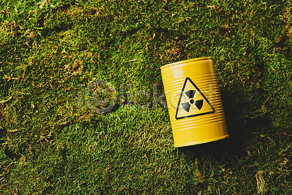 위험 사람없음 JPG 포토 하이앵글 드럼통 땅 방사능 스튜디오촬영 실내 오염 원자력 원자력발전기호 위험물 토양오염 피폭(방사능)