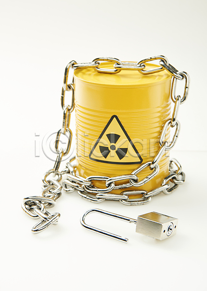위험 사람없음 JPG 포토 드럼통 방사능 쇠사슬 스튜디오촬영 실내 원자력 위험물 자물쇠 피해 흰배경