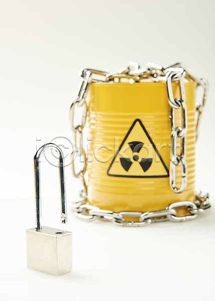 위험 사람없음 JPG 포토 드럼통 방사능 쇠사슬 스튜디오촬영 실내 원자력 위험물 자물쇠 피해 흰배경
