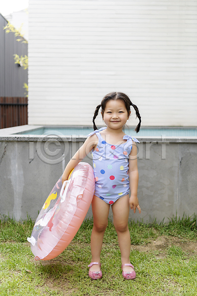 즐거움 소녀(어린이) 소녀한명만 어린이 여자 한국인 한명 JPG 앞모습 포토 가족라이프 가족여행 들기 딸 물놀이 미소(표정) 바캉스 서기 수영복 수영장 야외 야외수영장 여름휴가 전신 주간 튜브