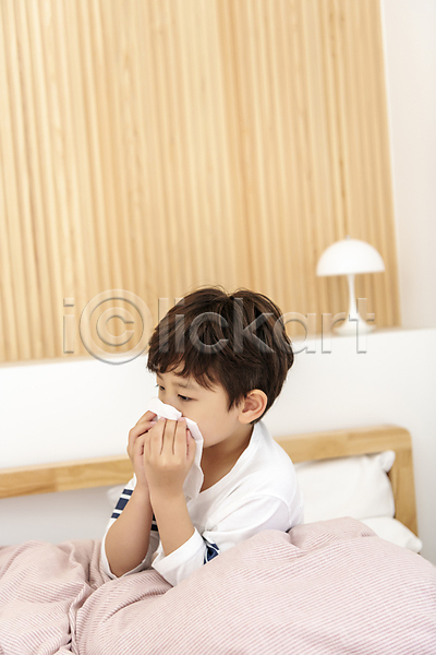 남자 소년 소년한명만 어린이 한국인 한명 JPG 옆모습 포토 감기(질병) 건강 들기 상반신 실내 아들 앉기 어린이라이프 응시 이불 침대 코풀기 화장지