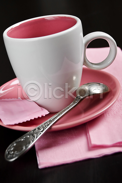침묵 사람없음 JPG 포토 해외이미지 머그컵 묘사 분홍색 숟가락 어둠 오브젝트 은색 카페 컵 탁자 흰색