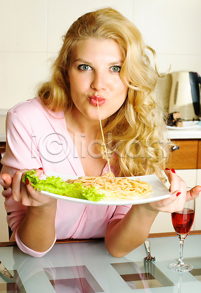 기쁨 행복 백인 사람 여자 한명 JPG 포토 해외이미지 건강 금발 내부 다이어트 라이프스타일 먹기 몸무게 빛 샐러드 스파게티 식사 실내 앉기 유럽 유지 음식 저녁식사 점심식사 접시 주방 주스 주택 채식주의자 칼로리 탁자