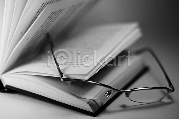 사람없음 JPG 아웃포커스 포토 해외이미지 흑백 실내 안경 오브젝트 책