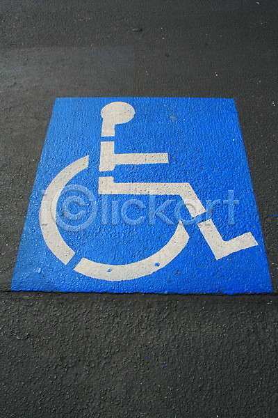 사람없음 JPG 포토 해외이미지 1 거리 경고 교통시설 도로 바퀴 보행로 사인 야외 여행 의자 자동차 장애 장애인 정보 파란색 헬프 휠체어