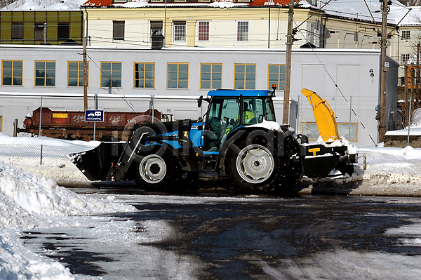 추위 사람없음 JPG 포토 해외이미지 검은색 겨울 교통시설 굴착기 기계 냉동 노동자 노르웨이 먼지 방법 불기 업무 운전 운전사 짐차 타이어 회색 흰색 힘