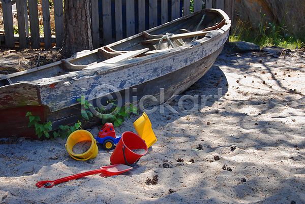 사람없음 어린이 JPG 포토 해외이미지 공원 노란색 노르웨이 놀이 놀이터 모래 목재 보트 빨간색 야외 장난감 컬러풀 플라스틱