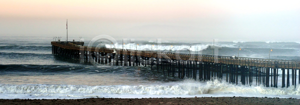 사람없음 JPG 포토 해외이미지 가로등 다리(건축물) 미국 바다 야외 주간 캘리포니아 파도 해변 해외풍경