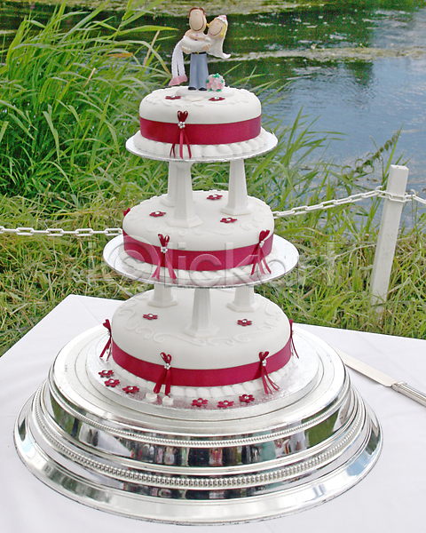 사람없음 JPG 포토 해외이미지 결혼 꽃 리본 빨간색 식물 울타리 웨딩케이크 장식 케이크 탁자 피규어 호수