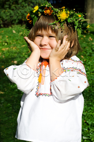 기쁨 따뜻함 만족 행복 아기 어린이 여러명 한명 JPG 포토 해외이미지 가을(계절) 꽃 꽃무늬 노란색 맑음 무료 문화 미소(표정) 블라우스 셔츠 얼굴 우크라이나 유치원 자수 장난 전국 전통 초록색 화환