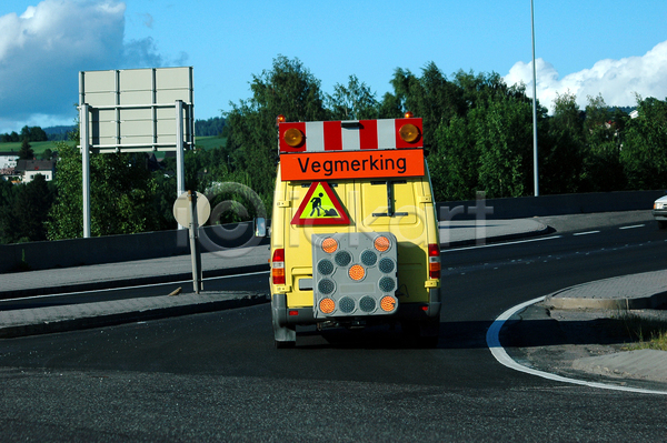 사람없음 JPG 포토 해외이미지 거리 경고 노동자 노르웨이 대문 도로 땅파기 방법 번개 빛 사인 아스팔트(도로) 업무 울타리 자동차