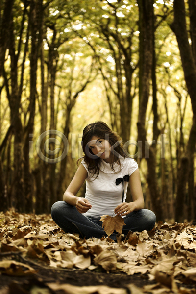 행복 사람 성인 여자 한명 JPG 포토 해외이미지 가을(계절) 계절 공원 나무 나뭇가지 내추럴 노란색 뷰티 숲 식물 야외 얼굴 유행 잎 자연 장면 컬러풀 황금