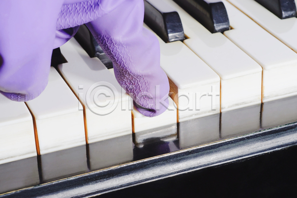 신체부위 JPG 포토 해외이미지 고무장갑 손 실내 연주 피아노(악기) 피아노건반 피아니스트