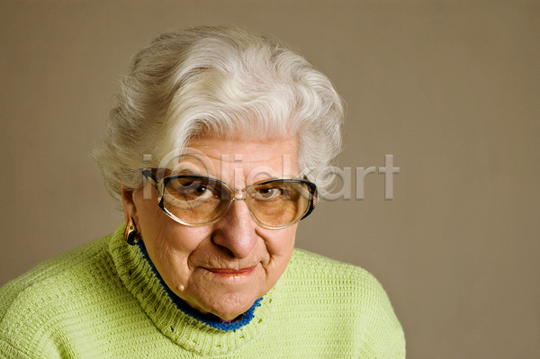러블리 우아함 행복 70대 백인 사람 성인 여자 한명 JPG 포토 해외이미지 건강 노화 돌봄 라이프스타일 머리 모델 백그라운드 세대 안경 얼굴 엄마 우아 유리 유행 은퇴 입 초대 할머니 흰색 히스패닉