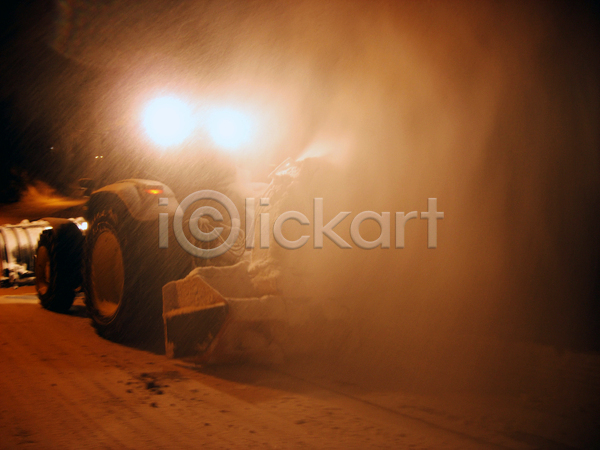 추위 사람없음 JPG 포토 해외이미지 거리 겨울 계절 날씨 냉동 노동자 노르웨이 도로 모션 바람 방법 불기 빛 야간 업무 차도 타격 트랙터 포즈 폭풍 폭풍우