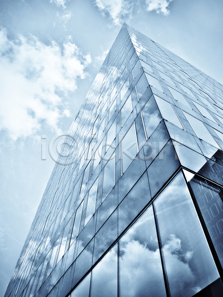 사람없음 JPG 포토 해외이미지 거울 건물 건축양식 고층빌딩 구름(자연) 도시 도심 바닥 반사 부동산 비즈니스 사무실 외관 유리 직장 창문 탑 파란색 하늘