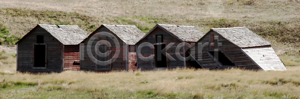 사람없음 JPG 포토 해외이미지 4 7월 건물 나무 내추럴 맑음 바위 버리기 수목 수확 식물 여름 옛날 오두막 자연 초록색 초원 파마 파멸 풍경 해외포토